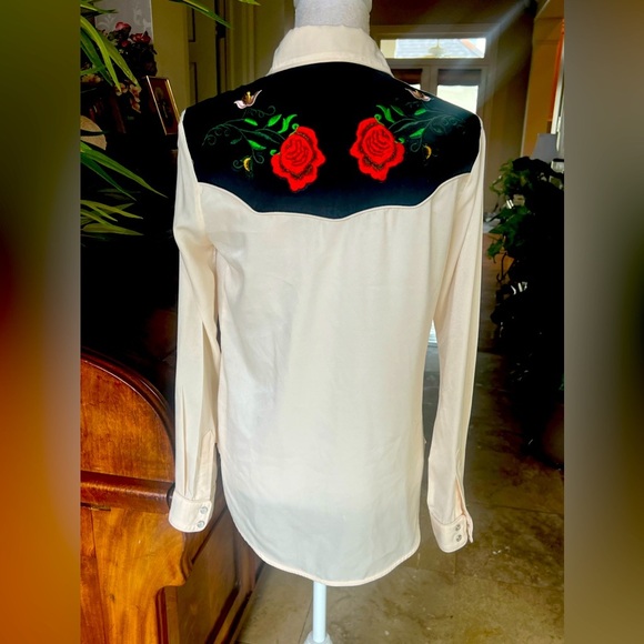 Gianni Binni ladies top embroidered floral pearl accent buttons. Small - Picture 4 of 16